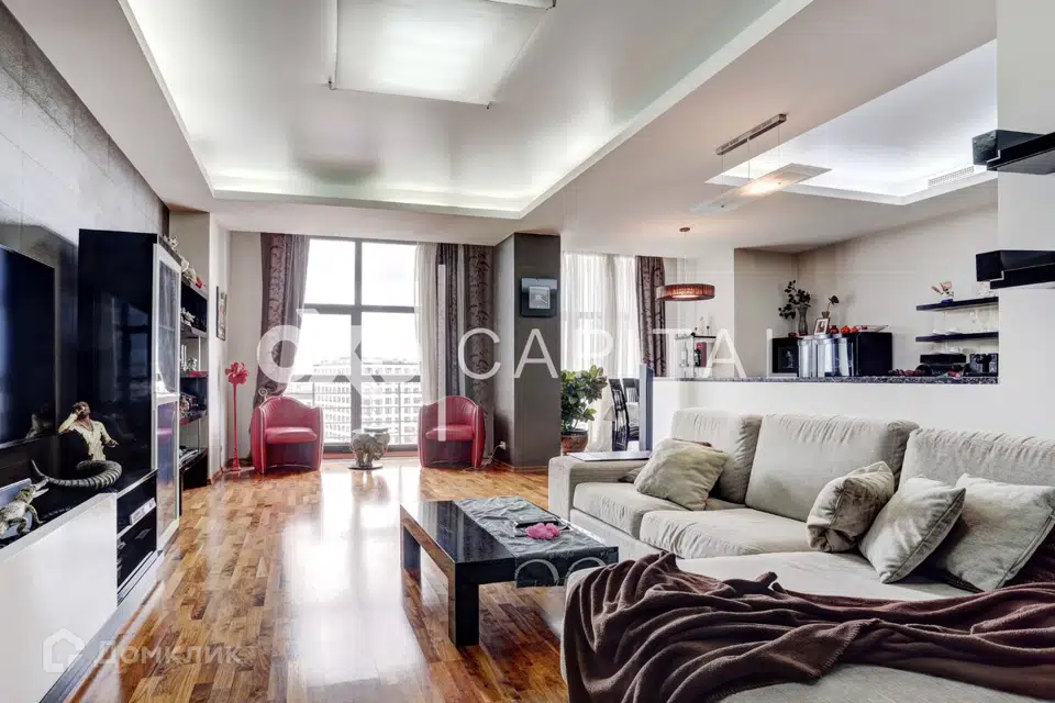 Продаётся 5-комнатная квартира, 212 м²
