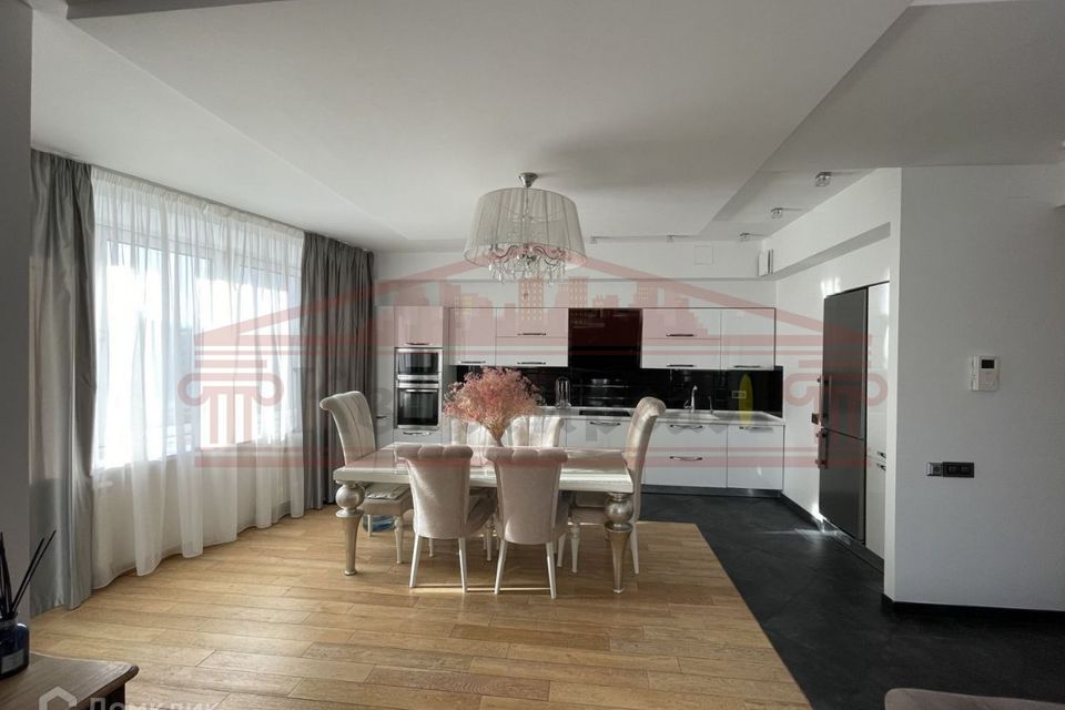 Сдаётся 4-комнатная квартира, 148 м²