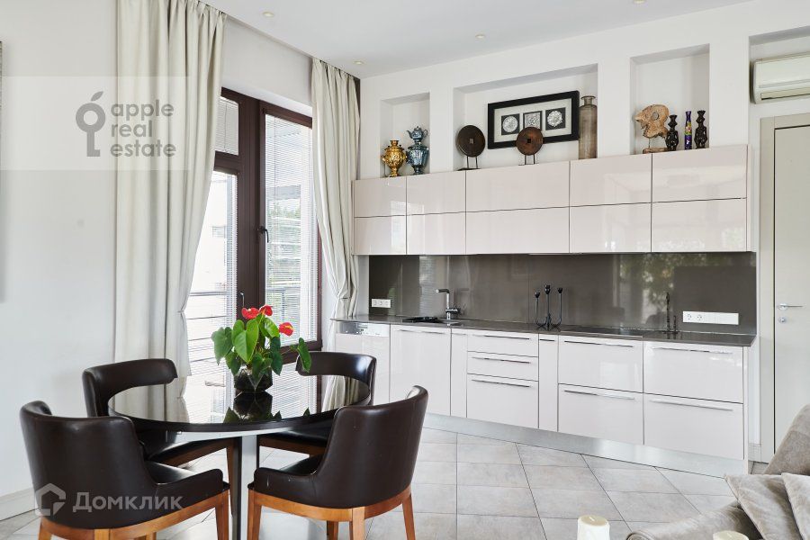 Сдаётся 4-комнатная квартира, 140 м²