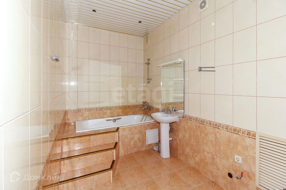 Сдаётся 4-комнатная квартира, 200 м²