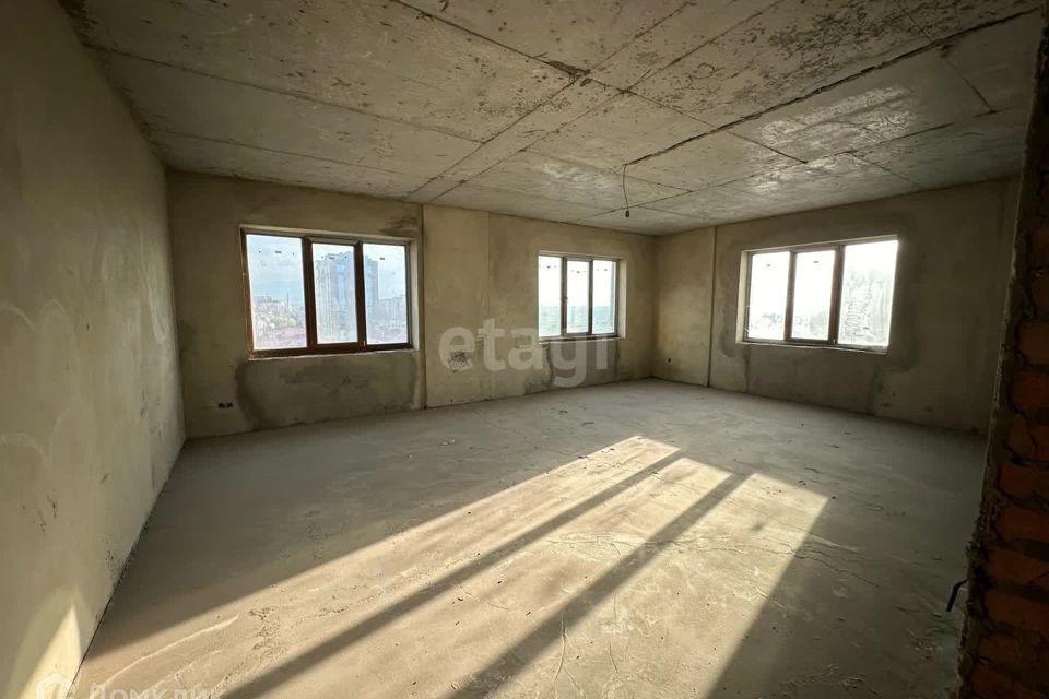 Продаётся 3-комнатная квартира, 125 м²
