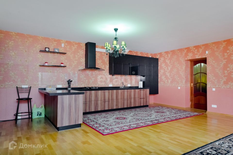 Продаётся 4-комнатная квартира, 243.6 м²