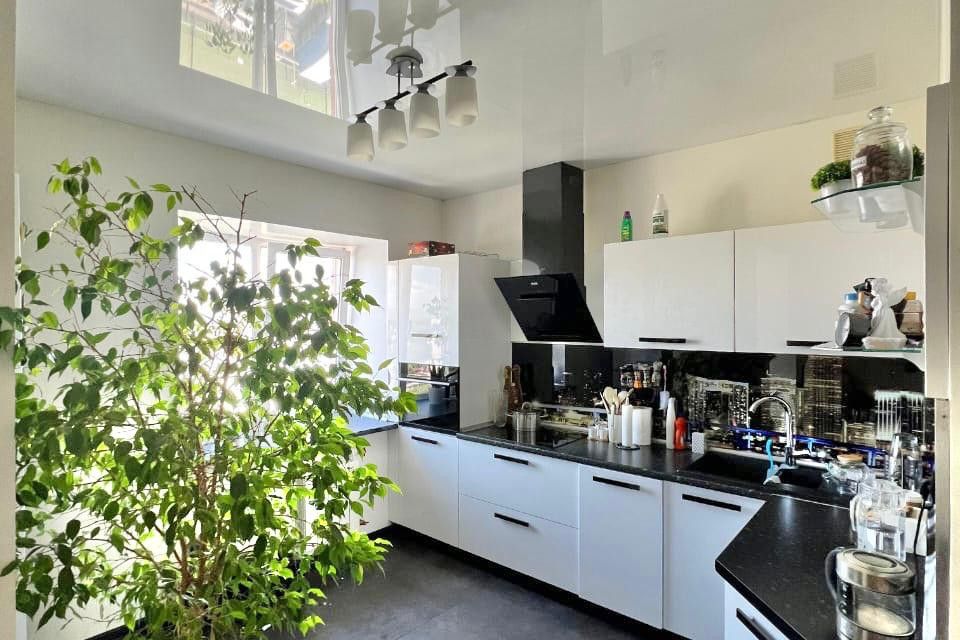Продаётся 4-комнатная квартира, 145 м²