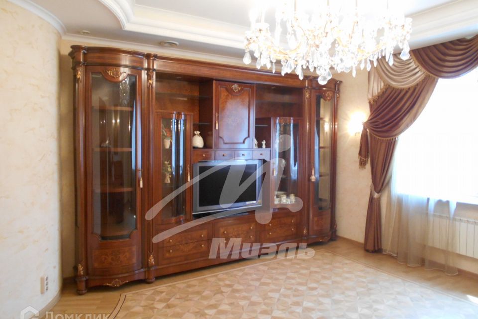 Сдаётся 4-комнатная квартира, 180 м²