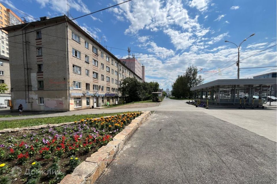 Комнаты екатеринбург космонавтов. Космонавтов 101б. Космонавтов 97. Комнаты екатеринбург космонавтов. Екатеринбург, братская 18 фото дома.