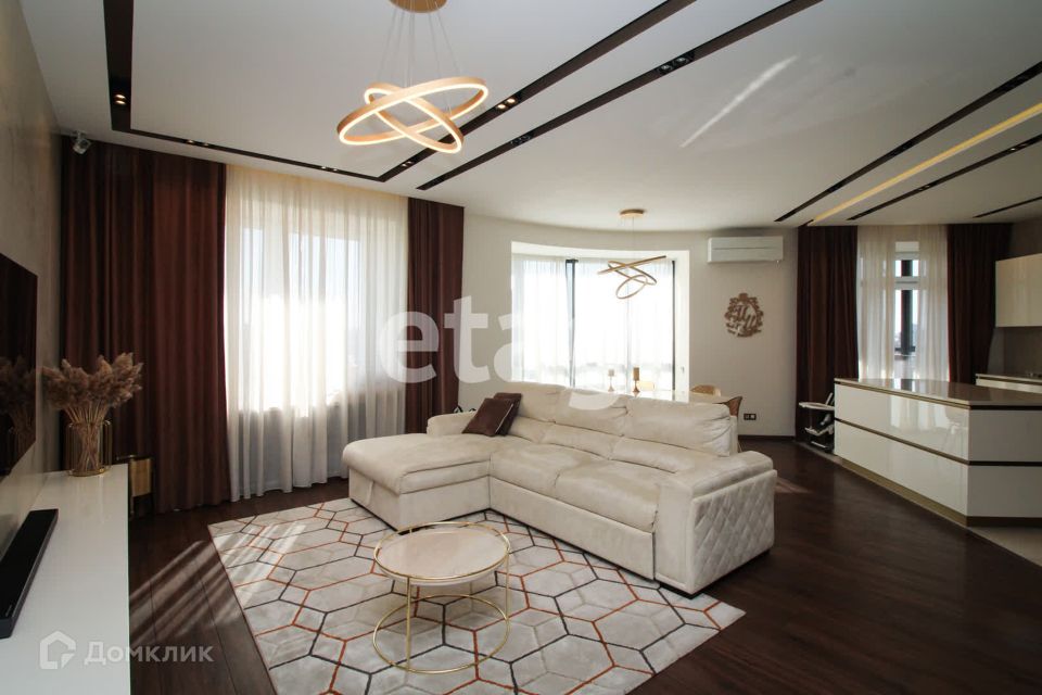 Продаётся 3-комнатная квартира, 132 м²