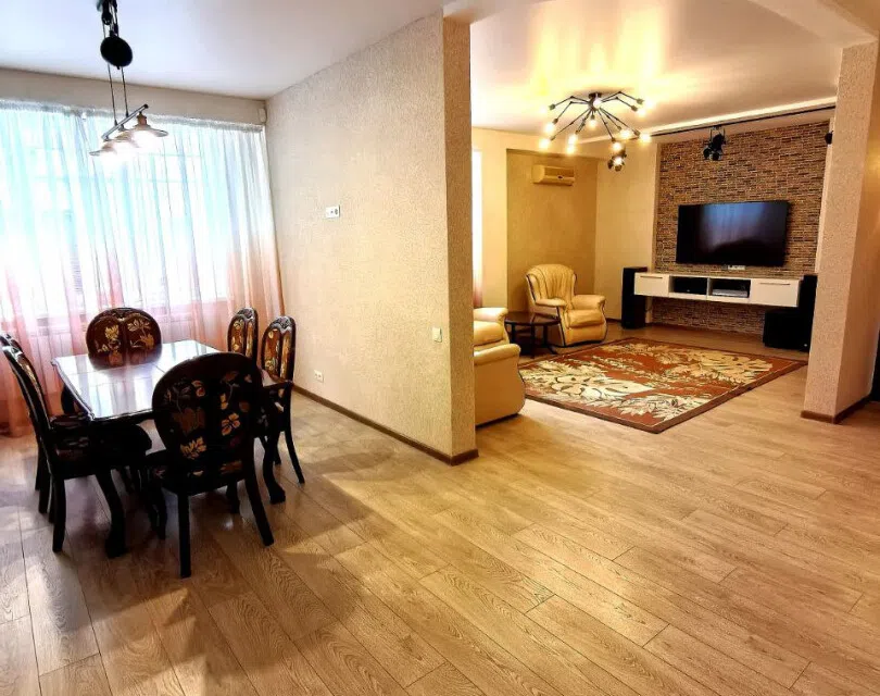 Продаётся 3-комнатная квартира, 138.3 м²