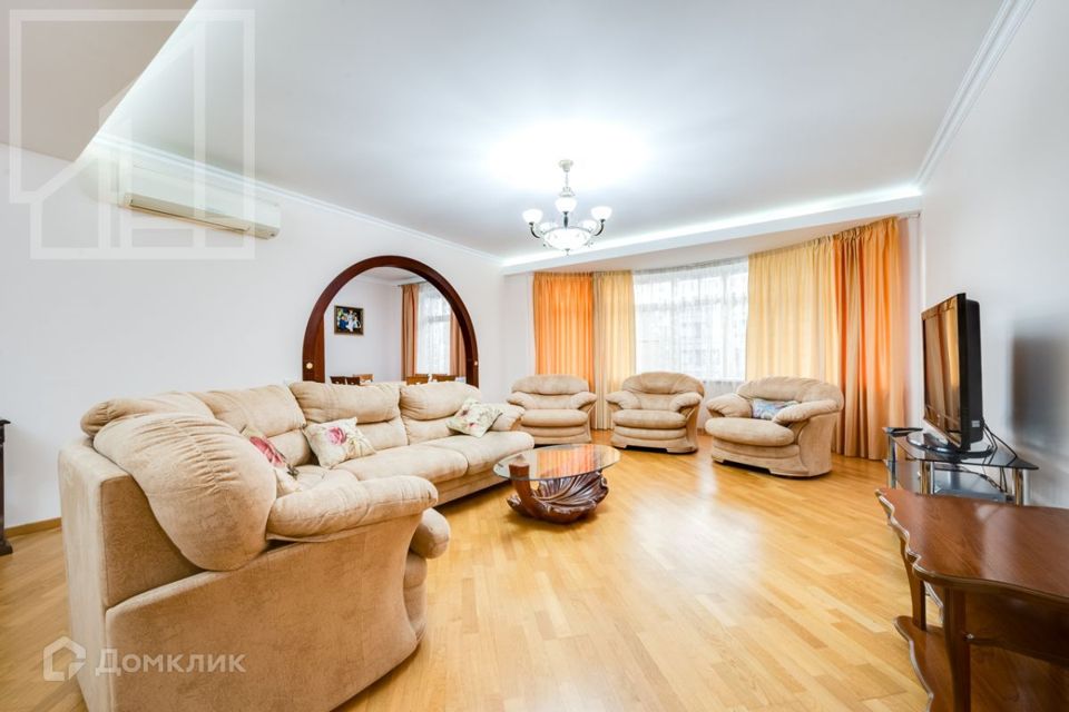 Сдаётся 4-комнатная квартира, 160 м²