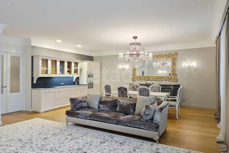 Продаётся 3-комнатная квартира, 133 м²
