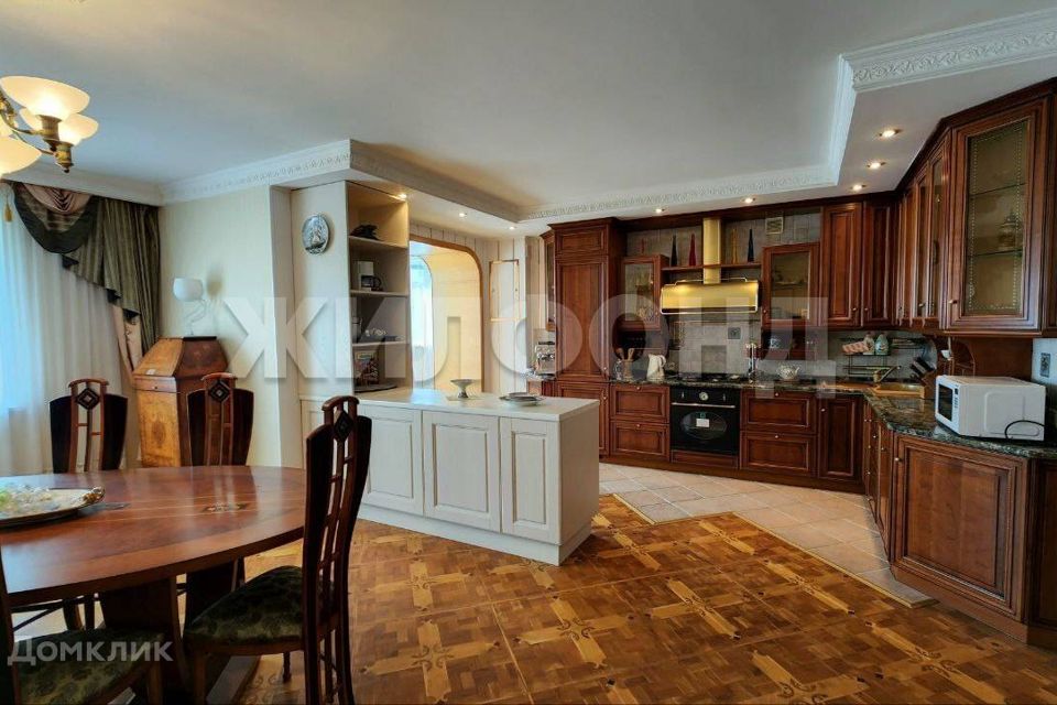 Продаётся 4-комнатная квартира, 165.2 м²