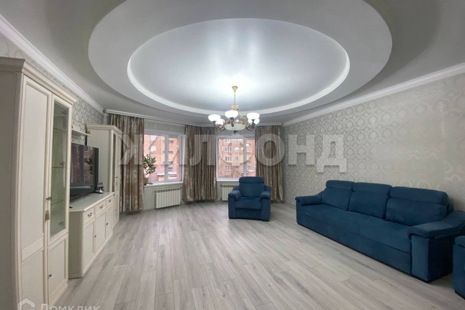 Продаётся 4-комнатная квартира, 175.8 м²