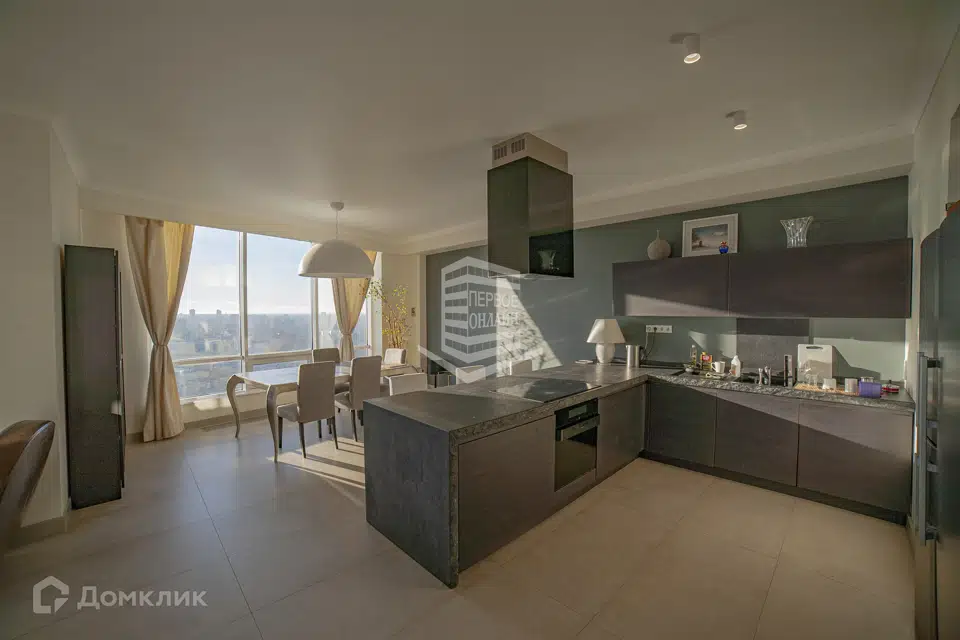 Продаётся 3-комнатная квартира, 145.6 м²