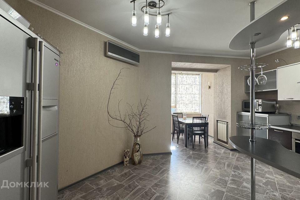 Сдаётся 3-комнатная квартира, 138 м²