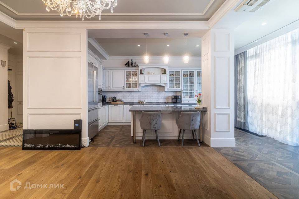 Продаётся 4-комнатная квартира, 140 м²
