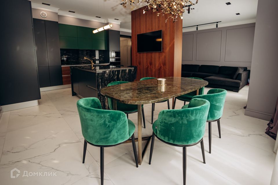 Продаётся 3-комнатная квартира, 147 м²