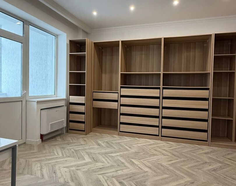 Продаётся 4-комнатная квартира, 193.4 м²