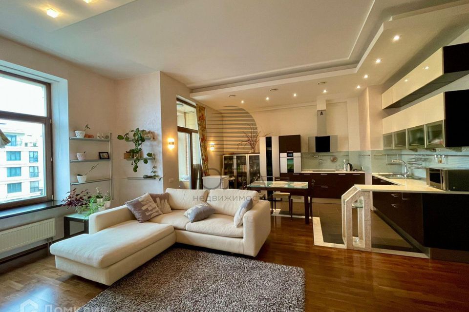 Продаётся 4-комнатная квартира, 158 м²