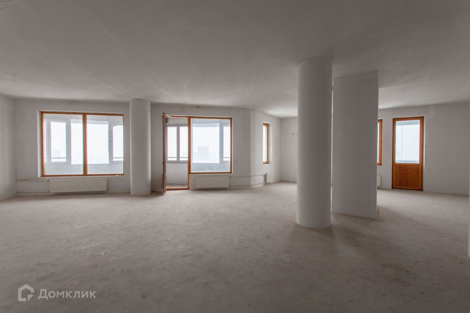 Продаётся 3-комнатная квартира, 181.2 м²