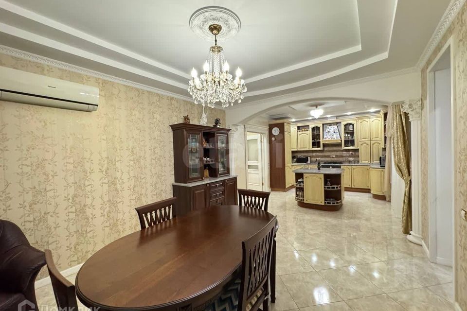 Продаётся 4-комнатная квартира, 125.8 м²