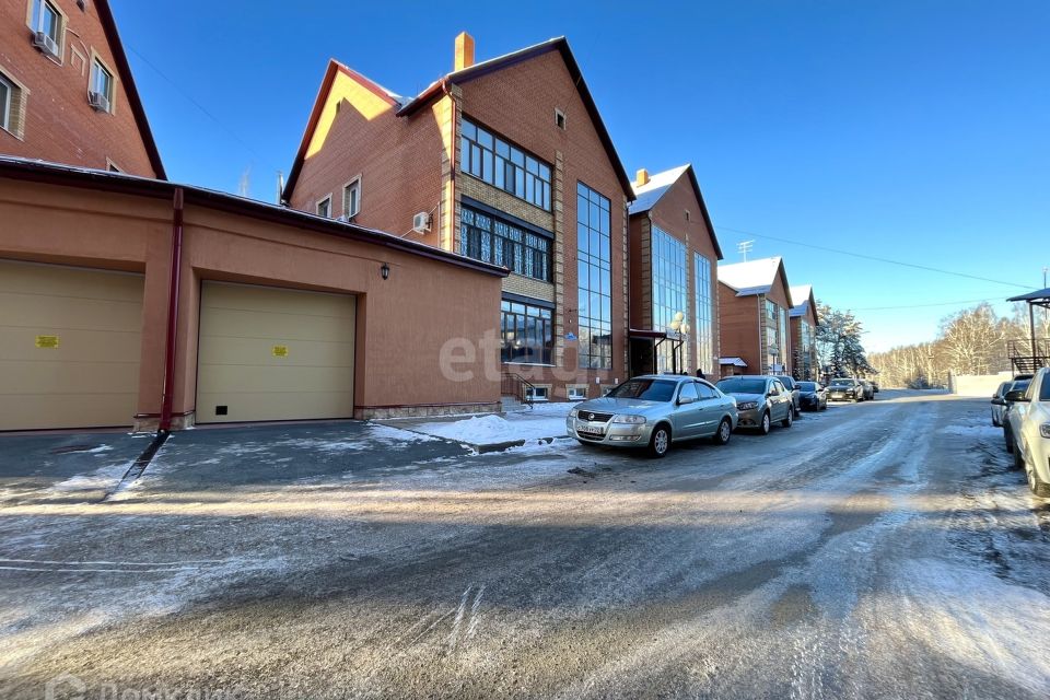 Продаётся 4-комнатная квартира, 197 м²