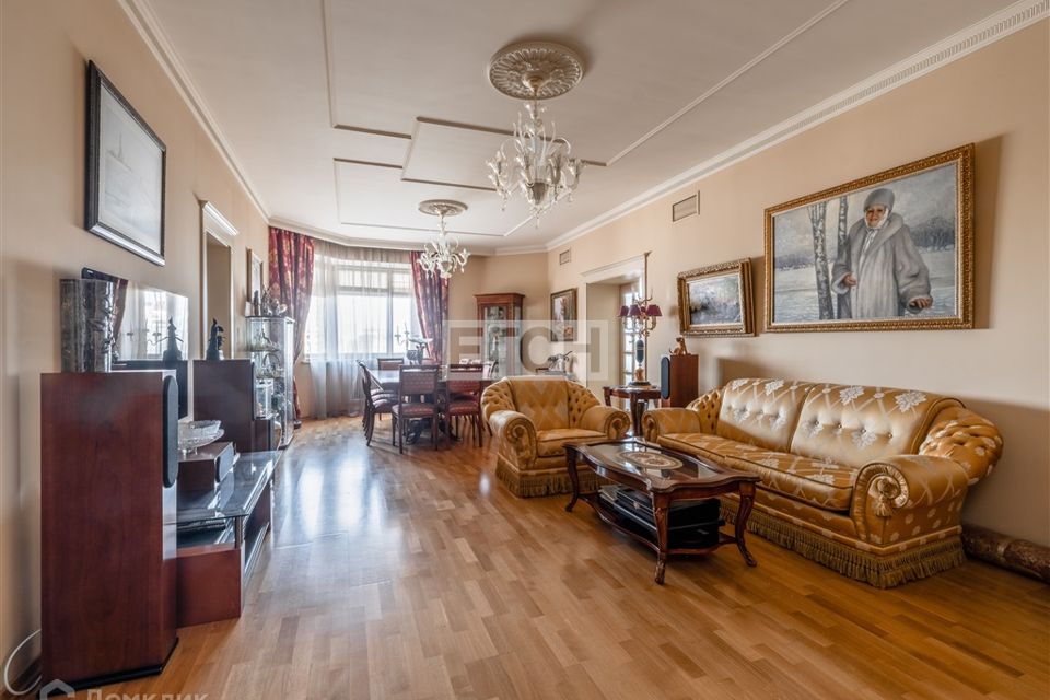 Продаётся 4-комнатная квартира, 177 м²