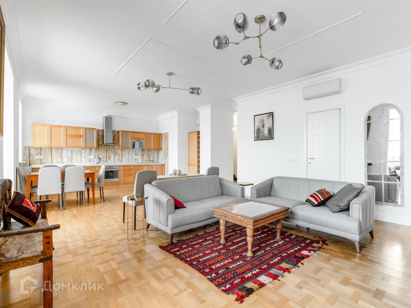 Сдаётся 4-комнатная квартира, 200 м²