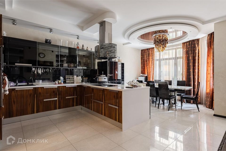 Продаётся 4-комнатная квартира, 160 м²