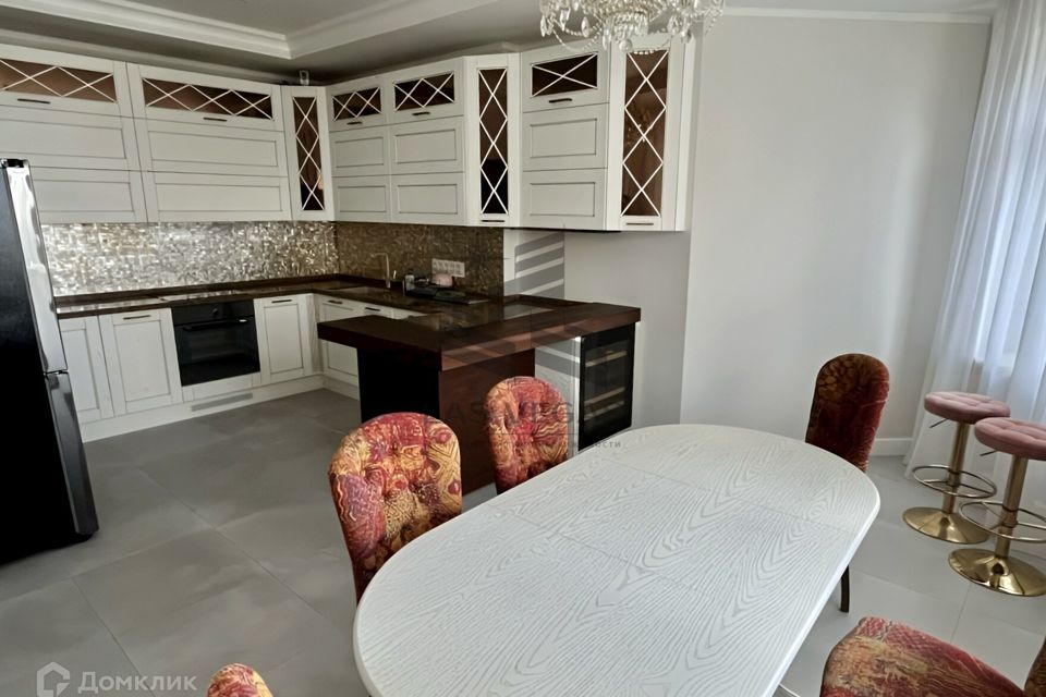 Сдаётся 4-комнатная квартира, 140 м²