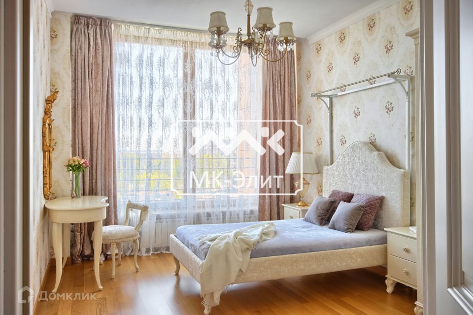 Продаётся 4-комнатная квартира, 165.3 м²