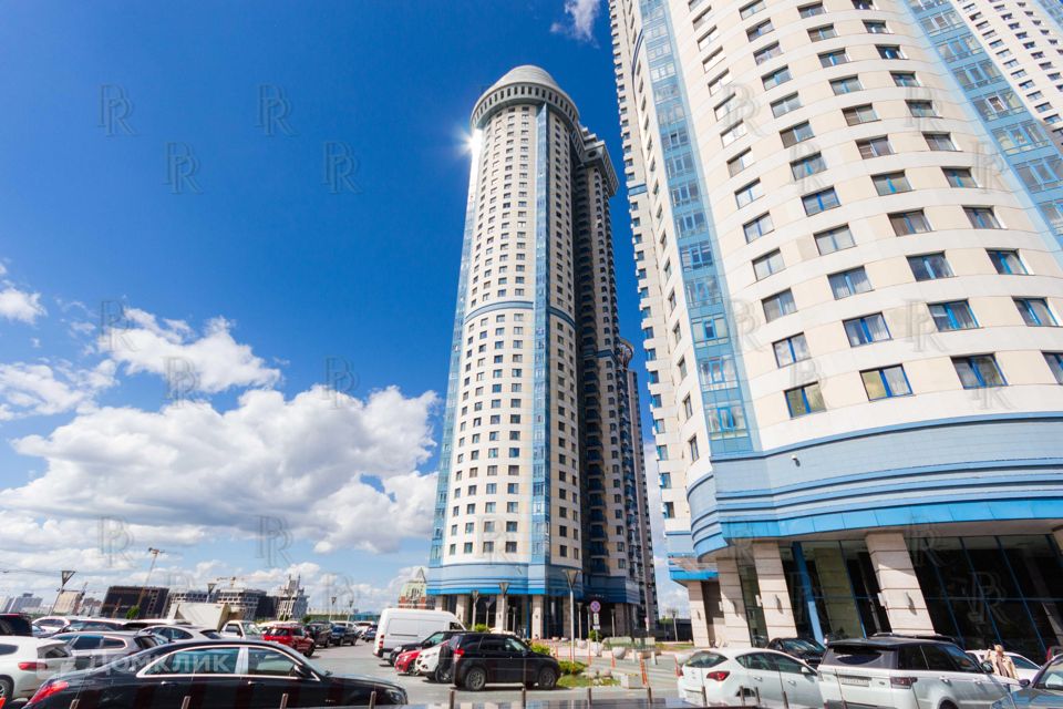 Продаётся 4-комнатная квартира, 237 м²