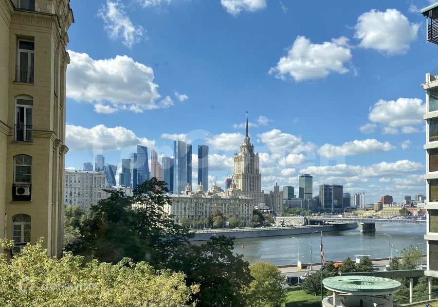 Продаётся 3-комнатная квартира, 207 м²