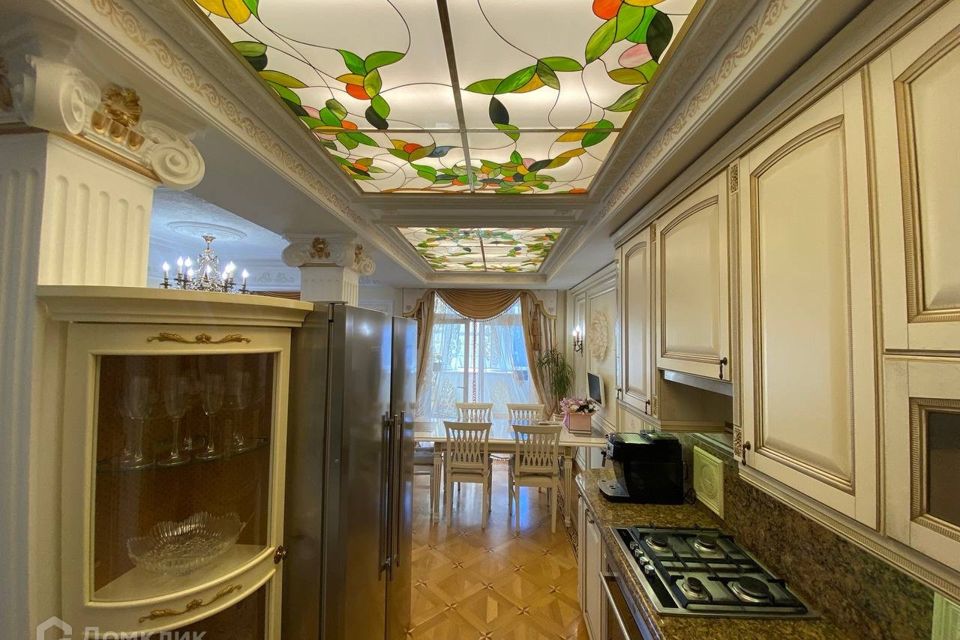 Продаётся 5-комнатная квартира, 242.5 м²