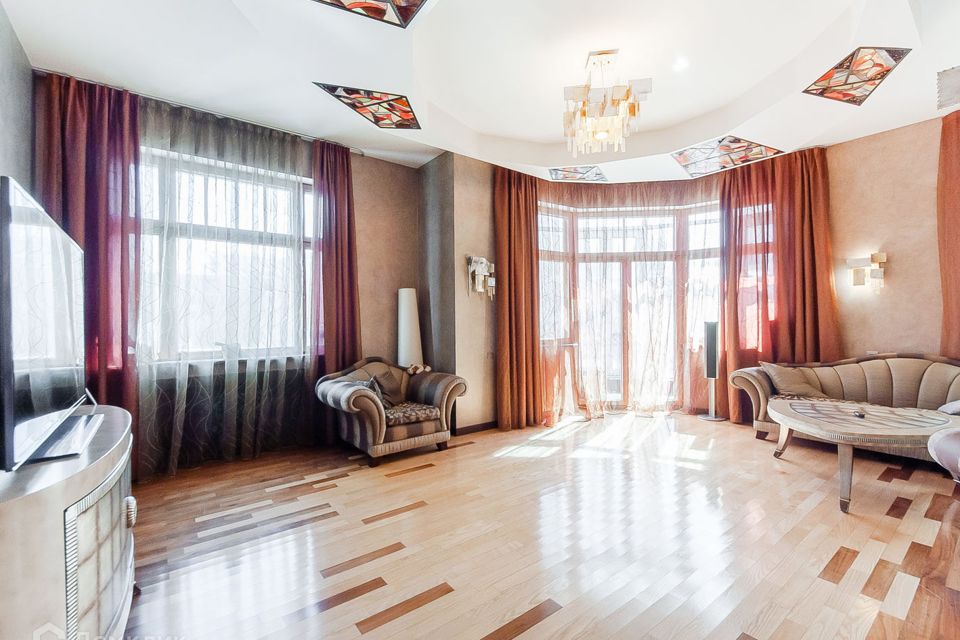 Продаётся 3-комнатная квартира, 156 м²