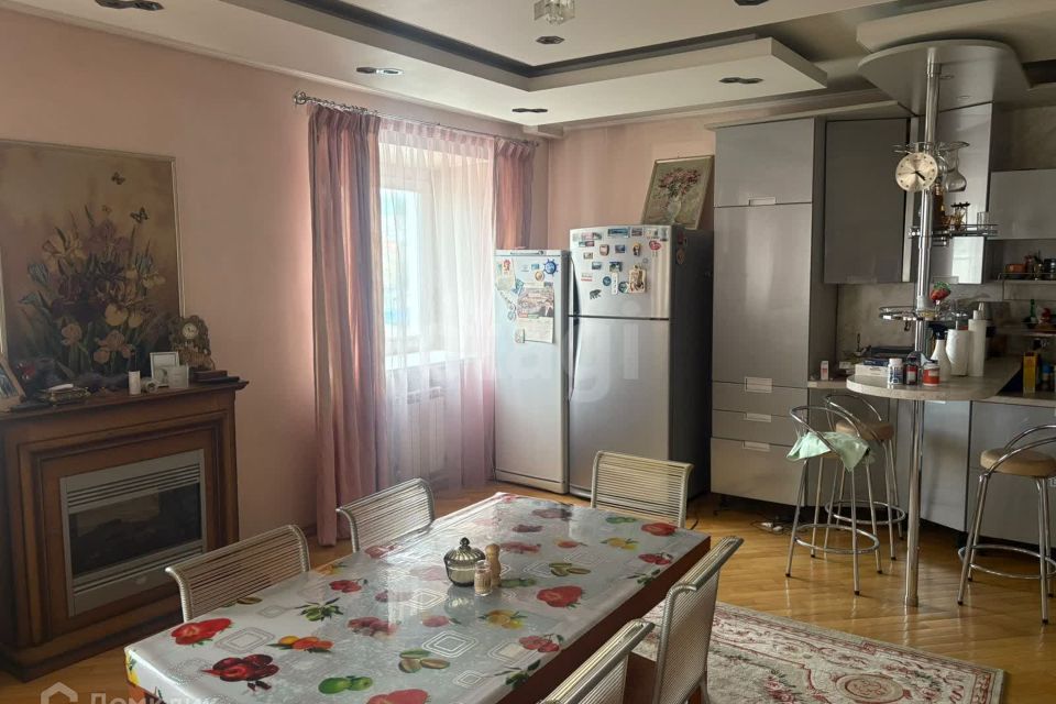 Продаётся 3-комнатная квартира, 130 м²
