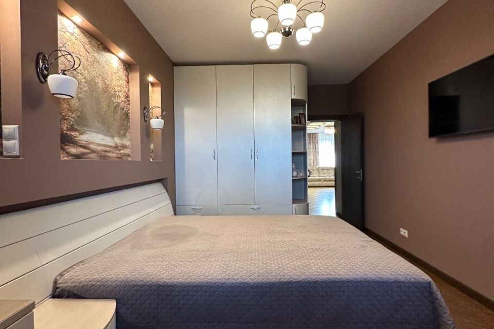 Продаётся 3-комнатная квартира, 107 м²