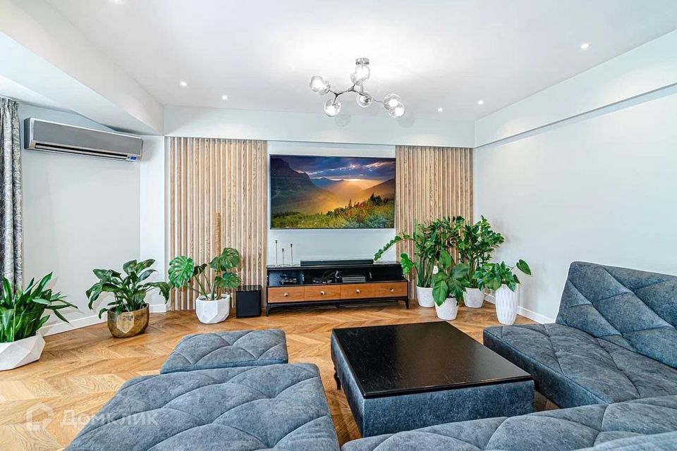 Продаётся 5-комнатная квартира, 200 м²