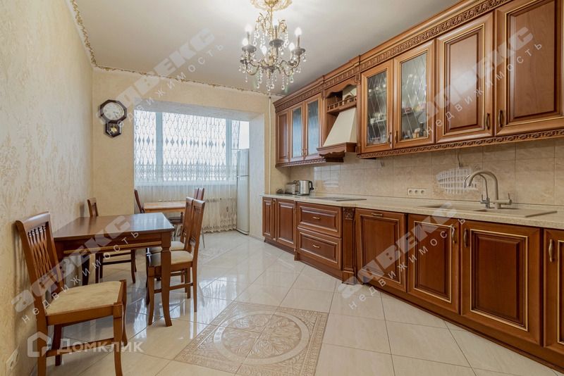 Продаётся 4-комнатная квартира, 140.3 м²