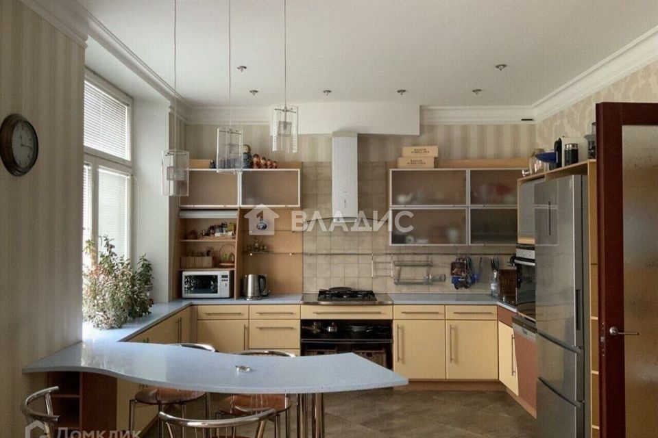 Продаётся 4-комнатная квартира, 131 м²
