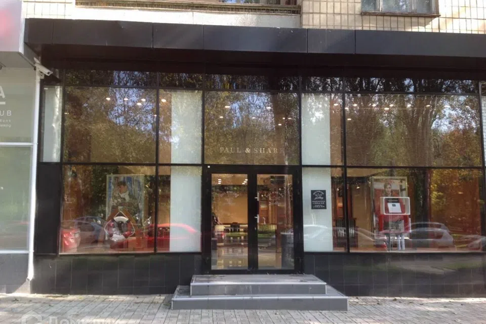 Сдаётся торговое помещение, 150 м²