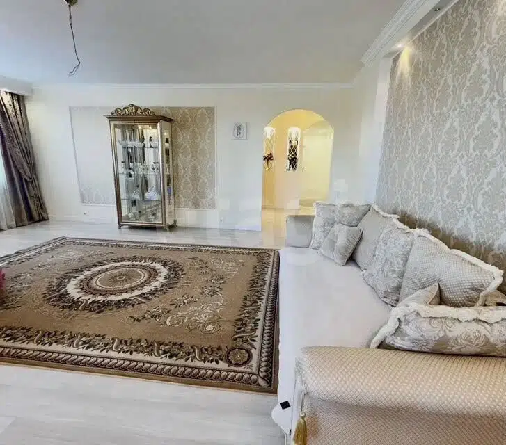 Продаётся 3-комнатная квартира, 106 м²