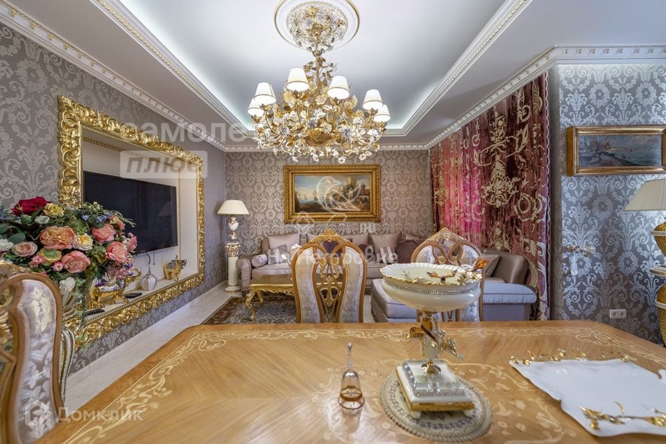 Продаётся 4-комнатная квартира, 183 м²