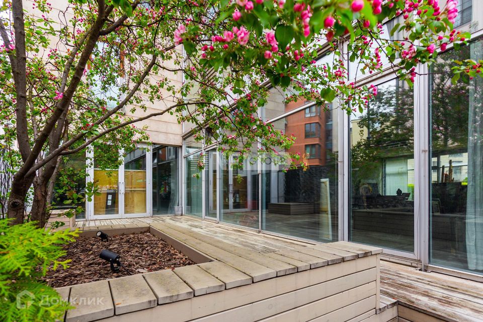 Продаётся 4-комнатная квартира, 220 м²