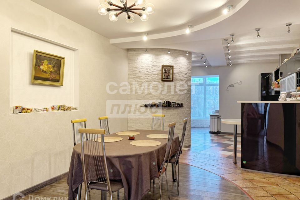 Продаётся 4-комнатная квартира, 125.6 м²