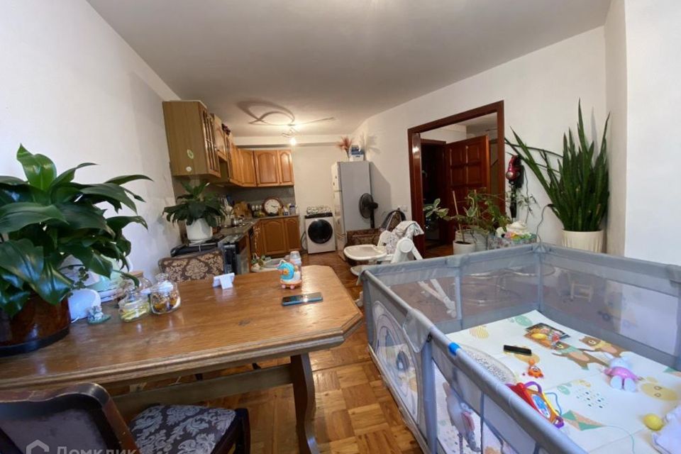 Продаётся 5-комнатная квартира, 200 м²