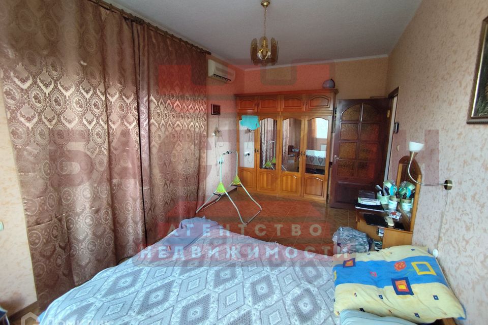 Продаётся 3-этажный дом, 300 м²