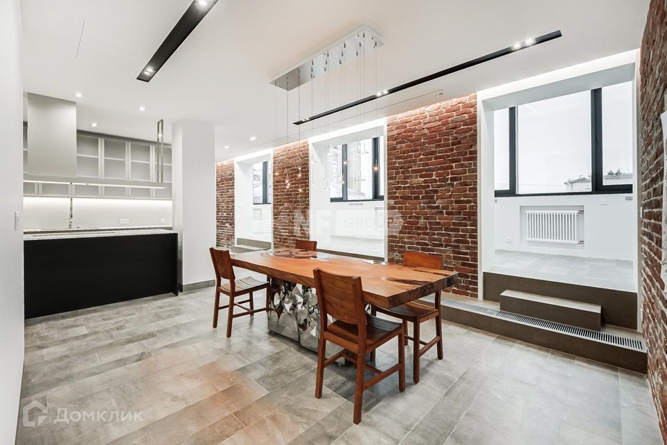 Продаётся 5-комнатная квартира, 300 м²