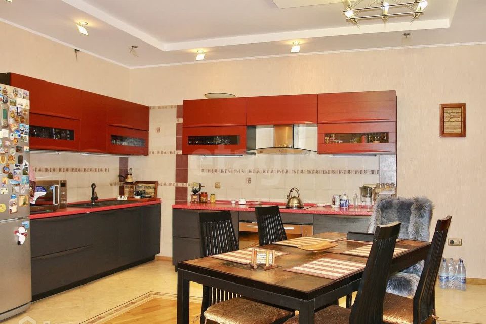 Продаётся 4-комнатная квартира, 141.7 м²