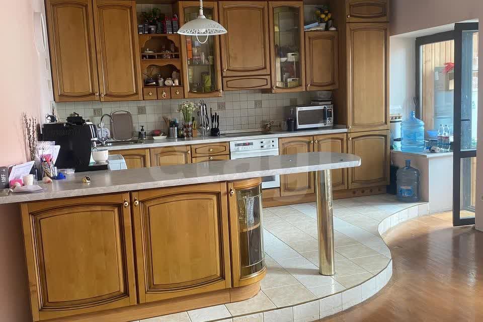 Продаётся 5-комнатная квартира, 261 м²