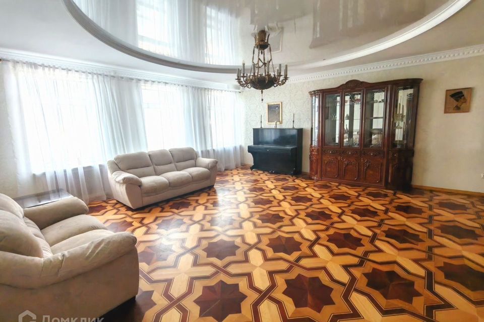 Сдаётся 4-комнатная квартира, 145 м²