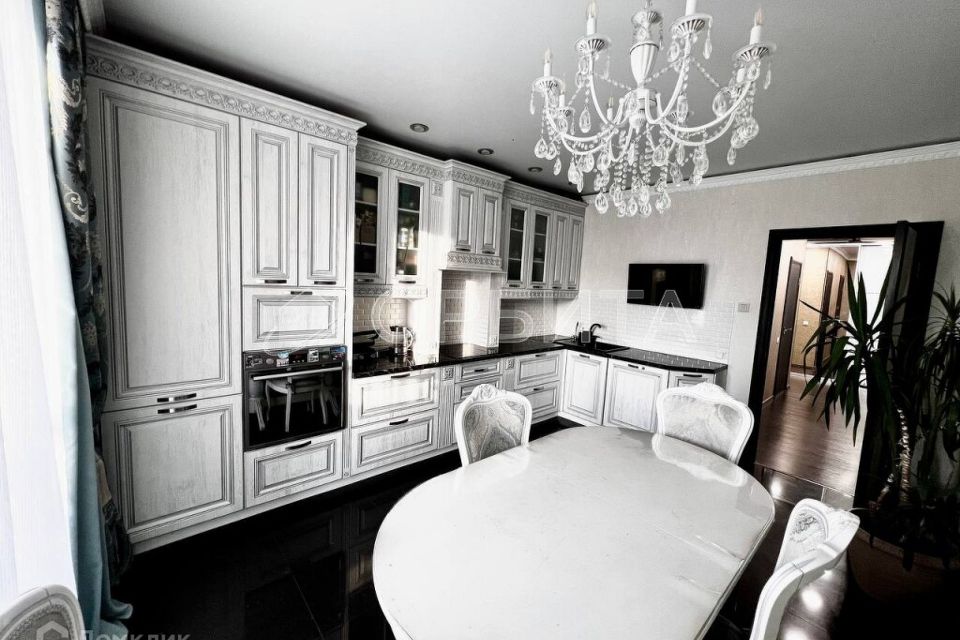 Продаётся 3-комнатная квартира, 106 м²